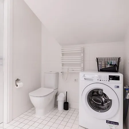 Cosy With Balcony In Center