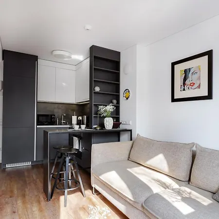 Cosy With Balcony In Center