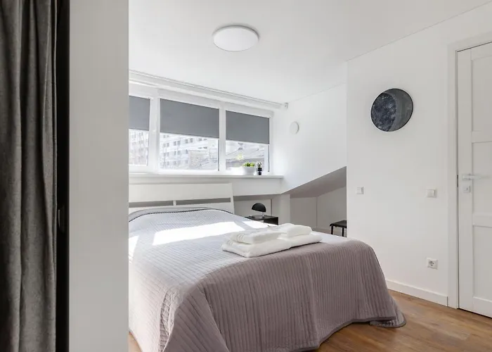 Cosy With Balcony In Center