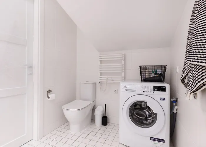 Cosy With Balcony In Center