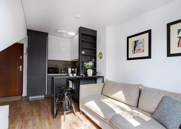 Cosy With Balcony In Center