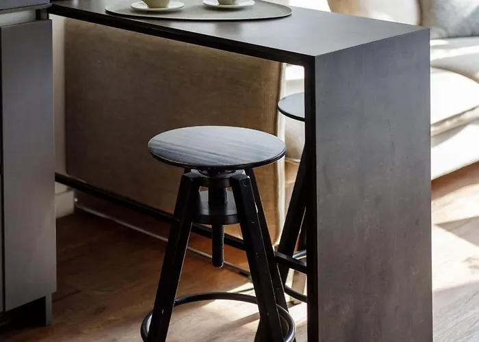 Cosy With Balcony In Center